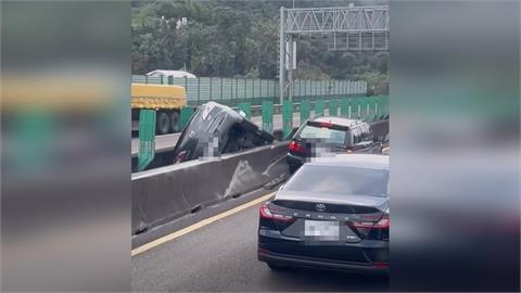 快新聞／輪子不見了！國1汐止段重大車禍　轎車翻覆卡分隔島