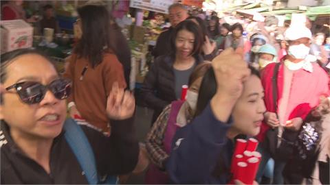 快新聞／徐巧芯發春聯遇抗議　女子當面怒吼：不要碰我！大家一定要罷免她