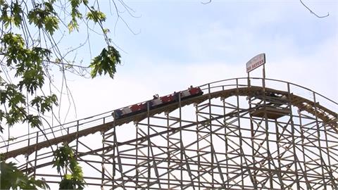 美國「雲霄飛車狂粉」　八旬老夫妻　今夏挑戰2千趟！