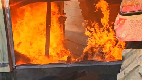 快新聞／屏東倉庫火警！烈焰狂燒、黑煙竄天　驚悚畫面曝