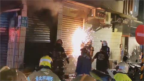 北市蔬菜加工廠深夜遭祝融　民眾抱2嬰驚恐逃生