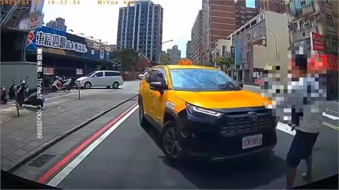 桃園計程車追撞前車　想私下解決被拒！運將竟肇逃