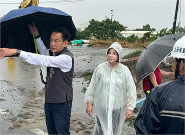 快新聞／八掌溪溢堤農民損失慘重　賴惠員、林俊憲急赴現場勘災