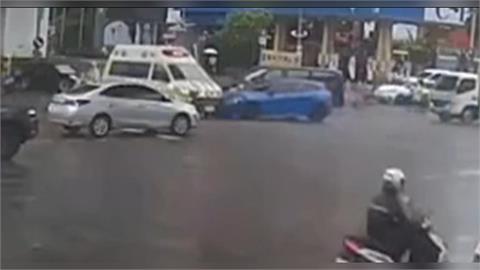 台中救護車載病患遭撞! 苗栗轎車打滑撞前車衝分隔島