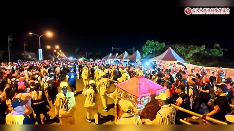 「粉紅超跑」深夜轟動啟程！白沙屯媽祖進香「8天7夜」萬人簇擁出發