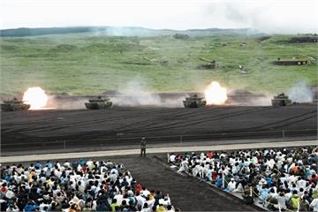 日本富士總火演首見25式滑空彈發射車　強化「反擊能力」布局