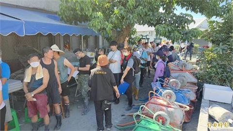 向前行(影)／發放慰問金亂象多 律師嗆花蓮縣府：魚肉鄉民慣了！