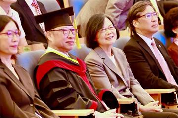 蔡英文高醫畢典送3祝福「不要太早被標籤定義」　畢業生：為她而來