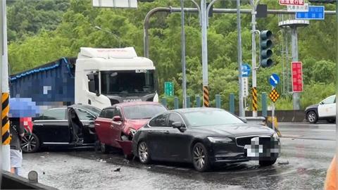 快新聞／天雨路滑釀10傷！台84大貨車「煞不住」撞4車　等紅燈慘成夾心餅
