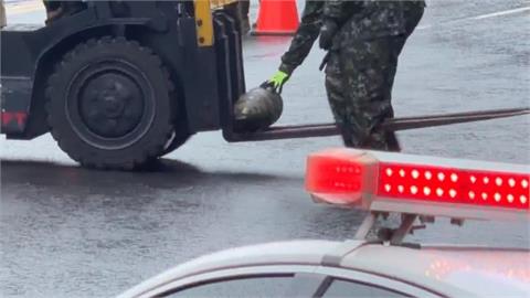 白海豚挾豪雨！苗62線現落石　台13線貨車載砲彈滑落路面