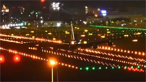 驚險！波音747貨機降落桃機　「發動機擦撞跑道」竄火光