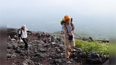 富士山登山季人潮湧山頭　高齡者激增！９９歲登山客跌傷