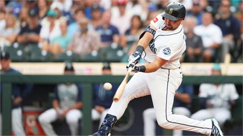 MLB(影)／超低角彈指曲球照拉出牆！水手勞雷「連4打席開轟」近7場打擊率破三成