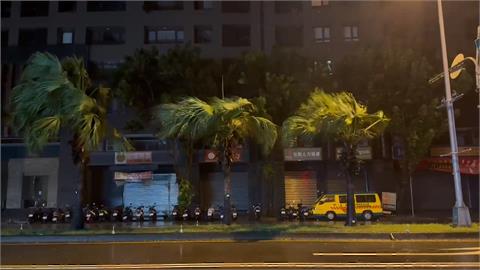 台中烏日區路樹橫躺馬路　4員警「冒雨鋸樹」民眾點讚：最帥F4