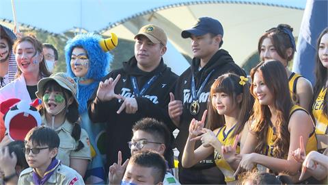 台灣隊熱潮不減！　曾頌恩、岳東華參加TPBL職籃賽前活動