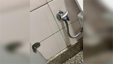 他埃及機場廁所見「1藍色按鈕」遭水難　問卦秒獲神人解答：我也被噴了！