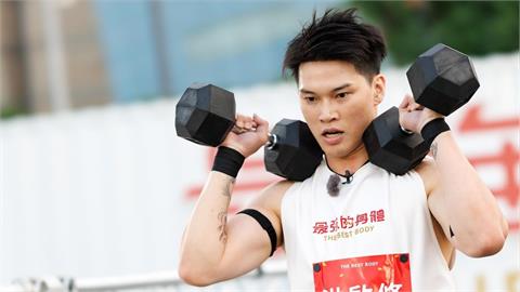 高雄里長拚連任形象照脫了！「裸身露腹肌」網笑翻喊：很有核心價值