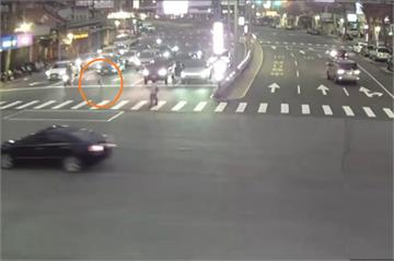 父親暴怒違停路口涉棄幼童　警已蒐證並將依法嚴辦
