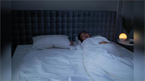 失眠不只是壓力大或想太多？最新研究曝「大腦關機關鍵」：生理時鐘延遲