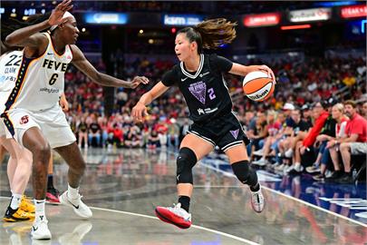 WNBA(影)／首度對決女狀元！女武神陳紫柔「底角三分+正手鉤射」兩度吃掉克拉克