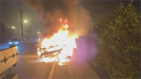 7旬翁騎車誤上國道 逆向撞上轎車釀火燒車身亡