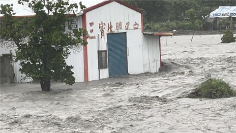 快新聞／連日雨彈狂炸！台東金崙溪水位暴漲潰堤　水漫民宅慘況曝光