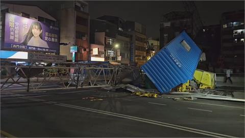 台南天坑吞噬小貨車　救援吊車也出事倒塌重摔馬路