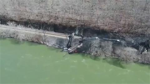 美運煤火車撞落石跌落山坡　馬達車漏油起火燃燒