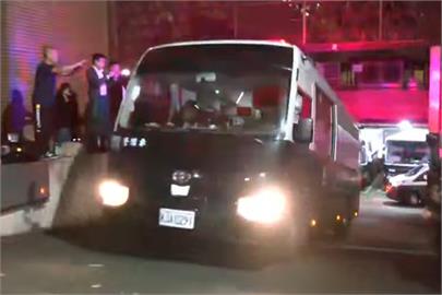 快新聞／柯文哲等4人囚車出發！　深夜01:08抵達台北看守所