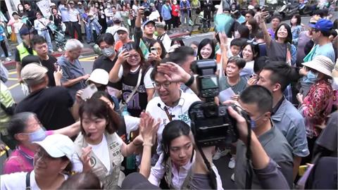 「洋流」破圈深藍選區！　沈伯洋掃木柵市場上百人排隊