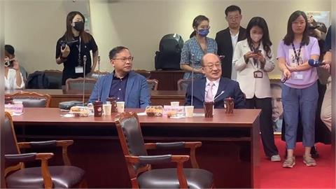 快新聞／朝野和樂！柯建銘赴藍黨團「遞橄欖枝」　重申總召任期「到這時」