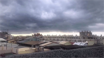 快新聞／彰化市區下午「風雲變色」 大片烏雲籠罩...突降大雨  