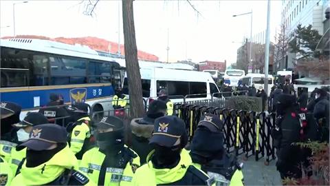 南韓檢警衝尹錫悅官邸逮人　與支持者對峙收隊離場