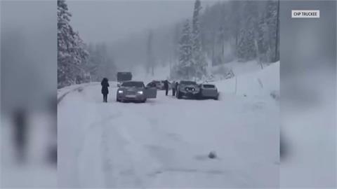 加州遭雨雪災夾擊「交通大亂」 山區車輛受雪困打滑