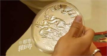 丈夫突發腦出血！床底翻出2百枚「金幣」　妻當場急瘋：這日子沒法過了