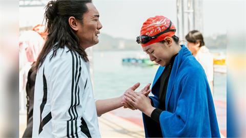 李㼈父女洛杉磯封影帝后！《突破三千米的泳氣》再掄六大獎