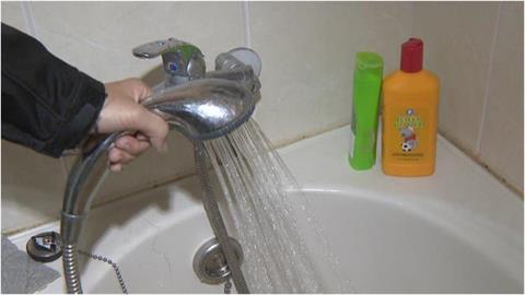 他怨冬天「後悔和女友洗澡」　釣大批苦主揭「背後真相」：再等下去要結冰！