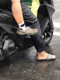 下雨天穿「洞洞鞋配襪子」他不解背後原因　內行人揭好處：有保護作用