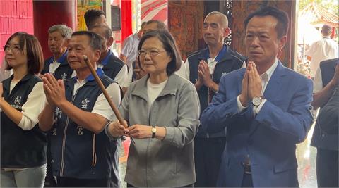 蔡總統南下布袋嘉應廟參香　期許賴清德「繼續照顧長輩」