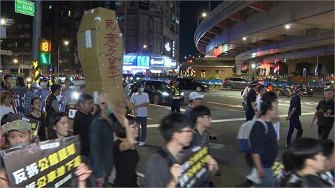 公館圓環開拆警民衝突「依法傳辦」　議員轟警雙標縱容黃國昌