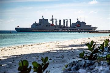 萬噸級磐石艦停靠東沙碼頭　中國海警靠近遭海巡派艦驅逐