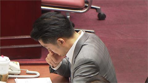 議員送山蘇盆栽諷水溝不清　蔣萬安未抬頭無視送禮