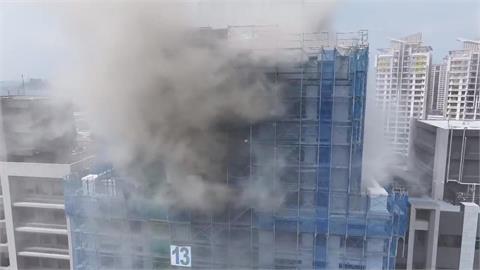 濃煙直竄！新北蘆洲17樓建案火警　5工人驚險脫困　火勢40分鐘內控制住