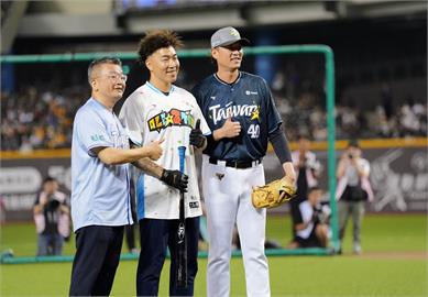 中職(影)／大聯盟神獸夢幻對決！王建民登板餵球　郭泓志炸裂怪力轟霸氣甩棒