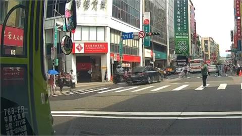 北市78歲男暴衝追撞釀8傷！　挨撞特斯拉車主衝醫院協調理賠