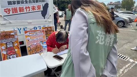 拚罷免徐欣瑩、林思銘　「民主胖卡」巡迴竹縣收連署書