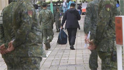 欠債、玩酒店雙壓爆走!國軍中校「為陪酒店妹」鬼編老爸死了…請喪假跑路下場GG