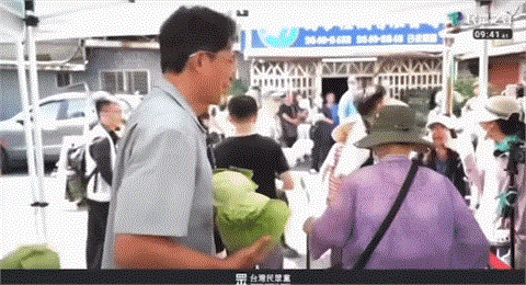 黃國昌返昔日選區「搏感情送菜」遇嗆！路人怒罵「賣國通匪」竟被架離