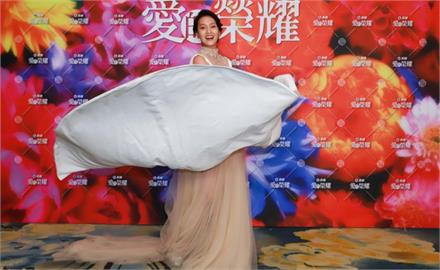 《愛的榮耀》造型選拔賽！顏曉筠透視禮服「拿下第一」抽鑽石送觀眾