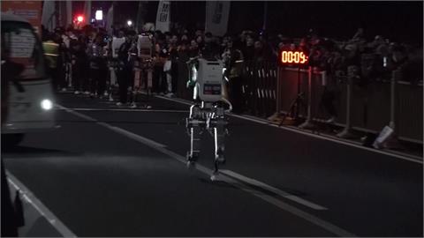 北京「機器人半馬」將登場　參賽者練跑跌倒打滾、骨折醜態多
